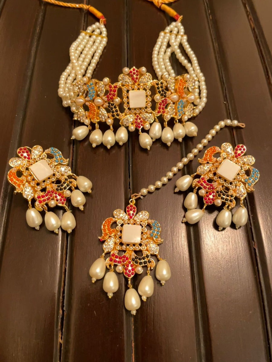 White Choker Set With Tikka