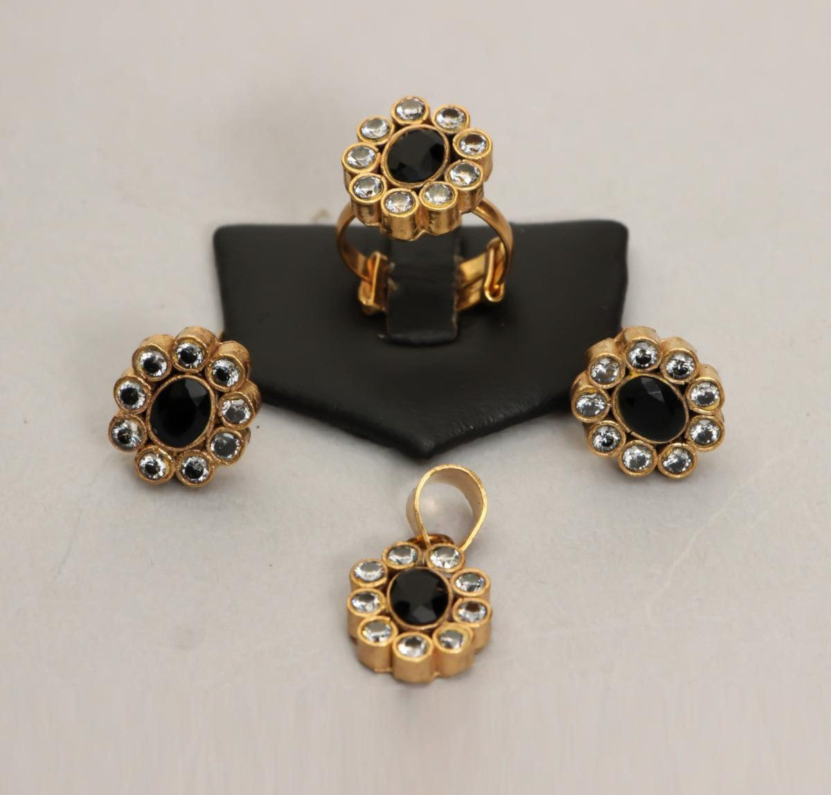 Black Kundan Pendant Set