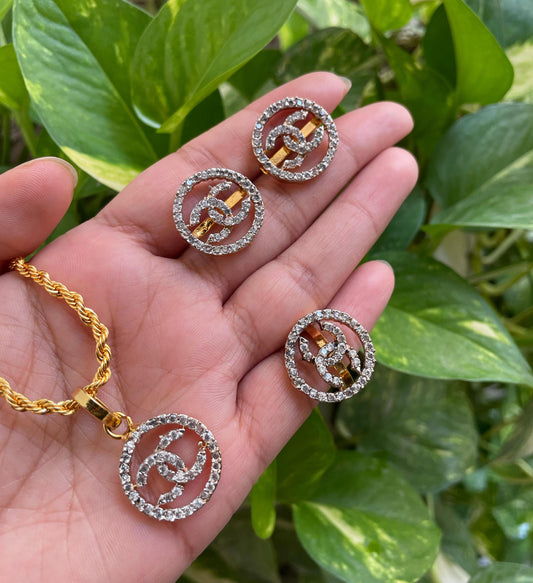 Gold pendant set with ring for ladies
