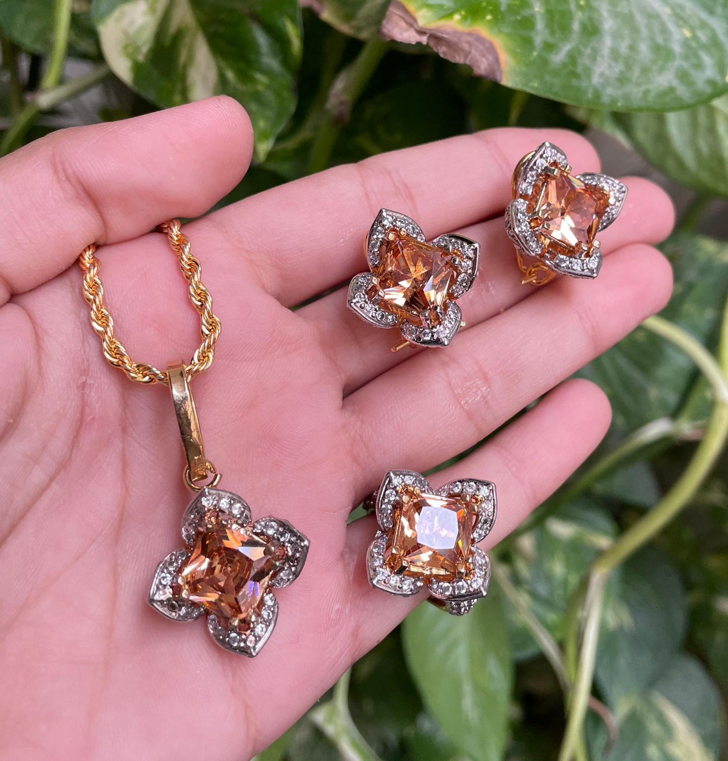 Zircon stone pendant set