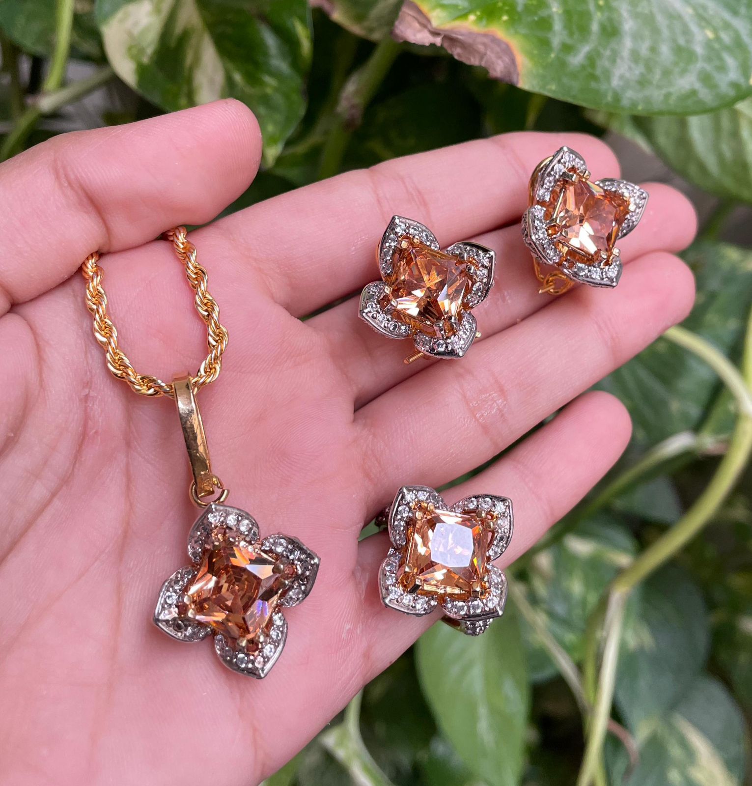 Zircon stone pendant set