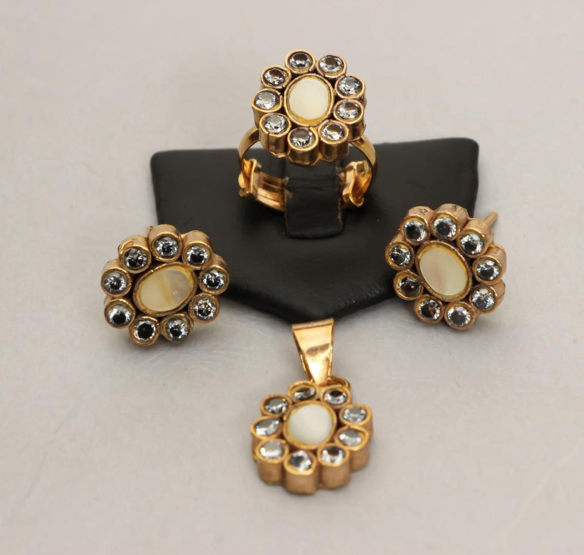 White Kundan Pendant Set